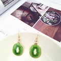 Eleganti orecchini a fetta di kiwi con ganci dorati per un look estivo fresco e fruttato - Kiwi