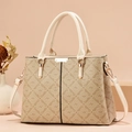 Elegante beige monogram handtas met gouden details en verstelbare schouderriem - Abrikoos en Gebroken Wit