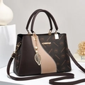 Elegante bolso de mano en marrón y beige con estampado floral y colgante de perla - café
