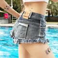 Pantaloncini di jeans blu scuro con orlo a frange ed etichetta in pelle a bordo piscina - M / Blu Denim