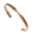 Detalle de brazalete abierto oro rosa con grabado I love you to the moon and back - Oro rosa