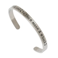 Detalle del brazalete plateado con grabado de I love you to the moon and back - Color Acero