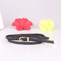 Cintura sottile in pelle nera intrecciata a mano per donna con fibbia dorata e fiori - Nero