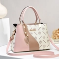 Bolso de mano bandolera estampado rosa y beige con dije de hoja de metal y perla - Blanco & Rosa