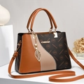 Sac bandoulière monogramme marron et beige avec pendentif feuille dorée et anses - Café & Jaune