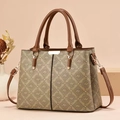 Bruine handtas met monogramprint, lederen handvatten en goudkleurige metalen details - Khaki en Aardgeel