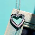 Vista macro del ciondolo a medaglione a cuore argento con doppio cuore traforato - Verde Argento (A327-2-46)