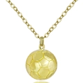 Dettaglio ravvicinato del ciondolo a forma di palla da football americano dorato - Stile Calcio Donna / Oro 18K