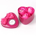 Rosa Herzform-Geschenkbox mit drei Seifenrosen und einer 'Sweet Love' Schleifenverzierung - 3 Stück / Fuchsia