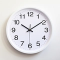 Moderne weiße Wanduhr 30cm mit deutlichen schwarzen arabischen Zahlen und Zeigern - Weiß