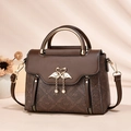 Borsa monogramma marrone con chiusura a cuore cigno e manico dorato - caffè