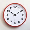 Minimalistische 12-Zoll rote Wanduhr aus Kunststoff mit fetten schwarzen Ziffern auf weiß - Rot