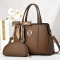 Dettaglio borsa shopper marrone a grana con foulard di seta e logo G dorato decorativo - Marrone