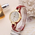 Quartz horloge met rode leren band en gouden kast op een displaystandaard voor details - Rood