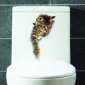 Realistischer 3D-Katzenaufkleber mit Mauerdurchbruch-Effekt auf dem Toilettenkasten - Herausblickende Getigerte Katze - Ohne Beutel (XH2003无袋)