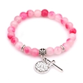 Dettaglio del bracciale con perline rosa e ciondoli a forma di loto e croce d'argento - Agata Rosa + Loto Croce