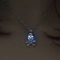 Collana con teschio e ossa incrociate con bagliore blu luminoso su finitura argento - Argento Bagliore Celeste