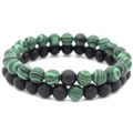 Dettaglio del bracciale doppio strato in onice nera opaca e malachite verde da 8 mm - 6086 Set da 2
