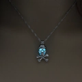 Collana con teschio argentato con pendente fluorescente blu e catenina sottile - Argento Bagliore Blu-Verde