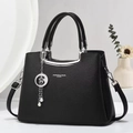 Detalle del bolso de cuero granulado negro con herrajes plateados y colgante de perla - Negro