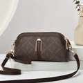 Borsa a tracolla classica marrone con monogramma e cinturino regolabile su piedistallo - caffè