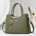 Elegante bolso de mano en cuero verde oscuro con colgante de estrella luna y bandolera - Verde