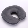 Primer plano del tejido de felpa gris y hebilla ajustable de la almohada de viaje en forma de U - Ajuste regular / Gris oscuro