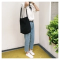Détail du sac cabas minimaliste en toile noire montrant sa grande capacité de rangement - Noir