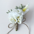 Ansteckblume mit weißer Calla und Rose, mit natürlicher Juteschnur für Hochzeiten - Kleine Calla-Ansteckblume