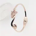 Detail van roségouden zwanenarmband met gezandstraalde textuur en glanzende strassteen - Roségoud