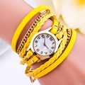Montre triple tour jaune avec corde tressée, chaîne dorée et cadran en nacre pour femme - Jaune