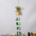 Wandhangende kunstplant in jute zak met decoratieve 'love' en 'luck' hangende letters - LUCK Thema Hanger (C15-GJMD-LUCK)