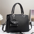 Dettaglio borsa a mano in pelle martellata nera con finiture argentate e mini pouch - Nero