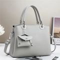 Borsa a mano in pelle grigio chiaro con finiture argentate e piccolo ciondolo coordinato - Grigio Nuvola