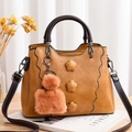 Borsa a mano marrone in ecopelle con decorazioni floreali e ciondolo di peluche chic - Giallo zenzero