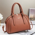Braune Boston-Handtasche mit Litschi-Textur, Goldnieten und verstellbarem Schultergurt - Erdgelb
