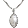Dettaglio macro della collana con ciondolo football argento con cuciture e catena box - Stile Rugby / Argento