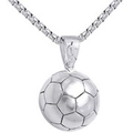 Dettaglio ravvicinato di un ciondolo a pallone da calcio 3D argento su catena box - Stile Calcio / Argento