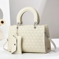 Détail du sac à main blanc crème avec motifs triangles et mini pochette suspendue - Blanc Cassé