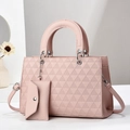 Détail du sac à main en cuir rose avec gaufrage géométrique triangulaire et anneaux argentés - Rose