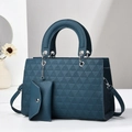 Détail du sac cabas sarcelle avec gaufrage triangulaire et mini pochette amovible - Bleu