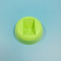 Dettaglio della base semisferica in plastica verde con scanalatura su sfondo azzurro - Base rotonda / Verde