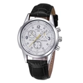 Détail d'une montre multifonction avec bracelet en cuir noir et cadran blanc - Cadran Blanc Bracelet Noir