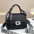 Detail van zwarte leren tas met G-logo, zijden sjaalhandvat en brede schouderriem - Zwart