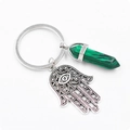 Dettaglio del ciondolo a mano di Hamsa e pietra esagonale di malachite verde nel portachiavi - Malachite