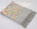 Châle en laine gris clair avec broderie florale paisley et bords à franges - Gris