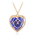 Collar de corazón dorado inspirado en Zelda con colgante de cristal azul en fondo blanco - Collar / Azul