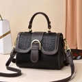 Bolso de mano vintage en cuero negro y marrón texturizado con hebilla dorada y correa larga - Negro