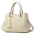 Détail du sac à main en cuir beige avec grain de litchi et pendentif fer à cheval doré - Blanc Cassé