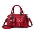 Detail der roten Boston-Handtasche mit Lederstruktur, Vordertaschen und Sternanhänger - Rot